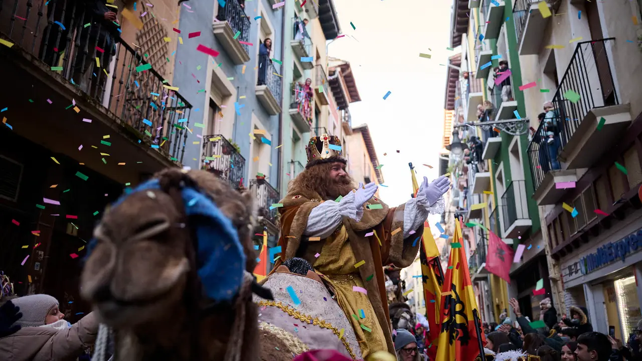 Los Reyes Magos llegan a Pamplona por el Portal de Francia en la cabalgata de 2026. PABLO LASAOSA