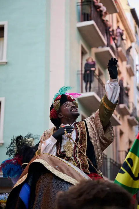 Los Reyes Magos llegan a Pamplona por el Portal de Francia en la cabalgata de 2026. PABLO LASAOSA