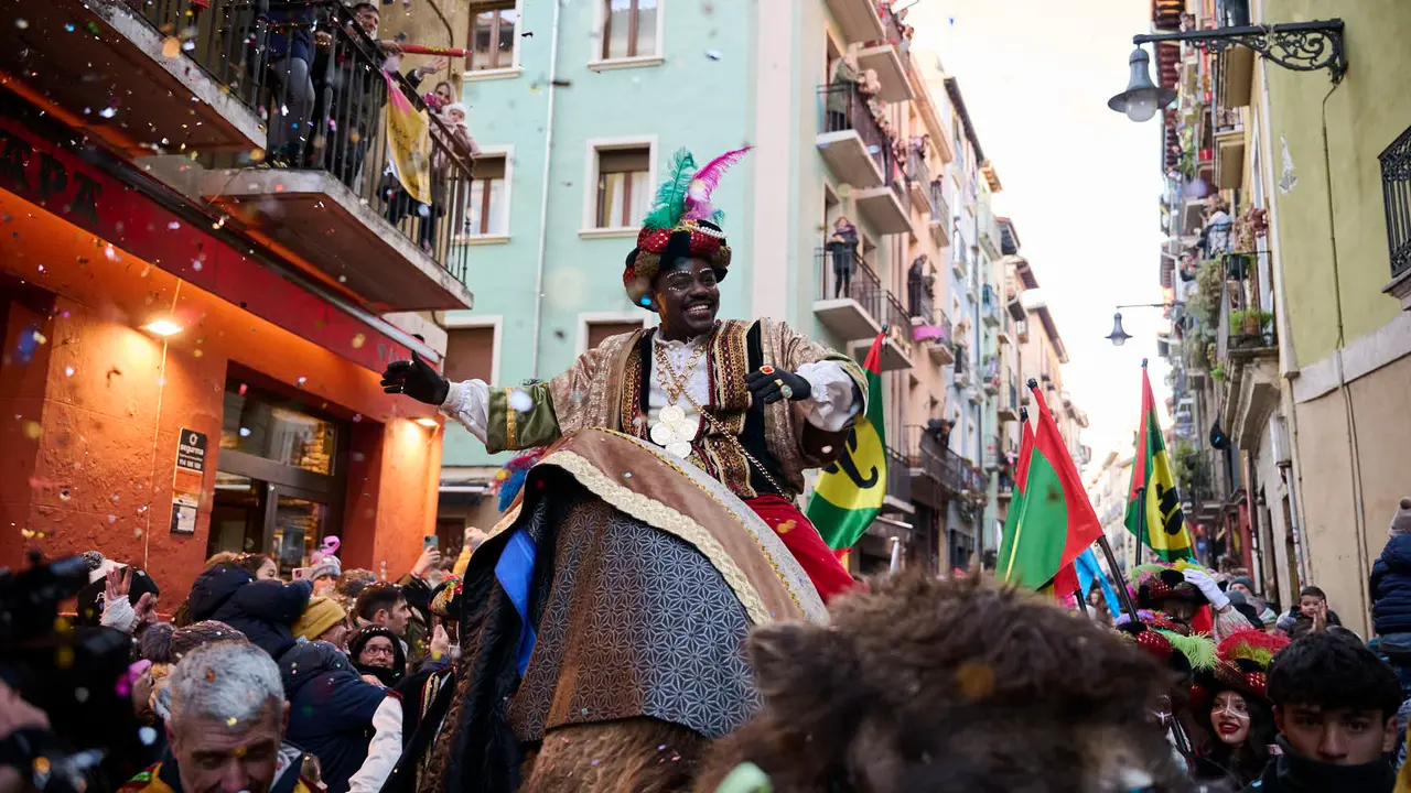 Los Reyes Magos llegan a Pamplona por el Portal de Francia en la cabalgata de 2026. PABLO LASAOSA