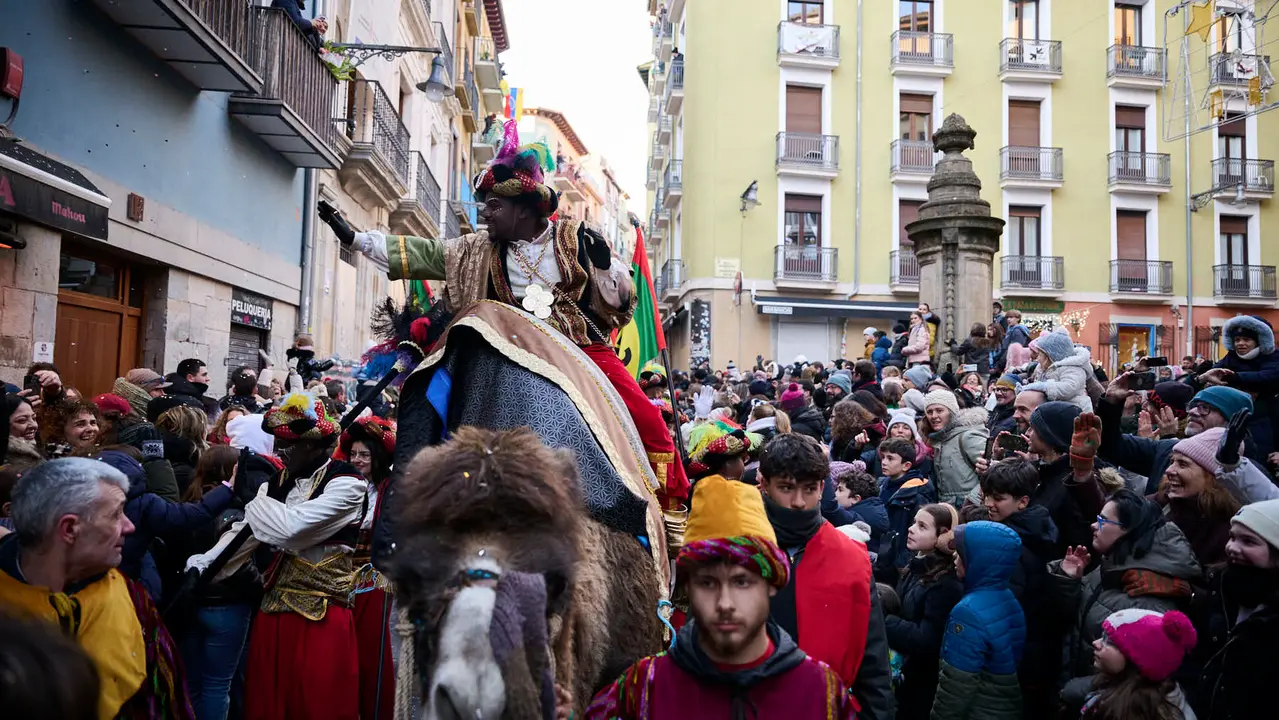 Los Reyes Magos llegan a Pamplona por el Portal de Francia en la cabalgata de 2026. PABLO LASAOSA