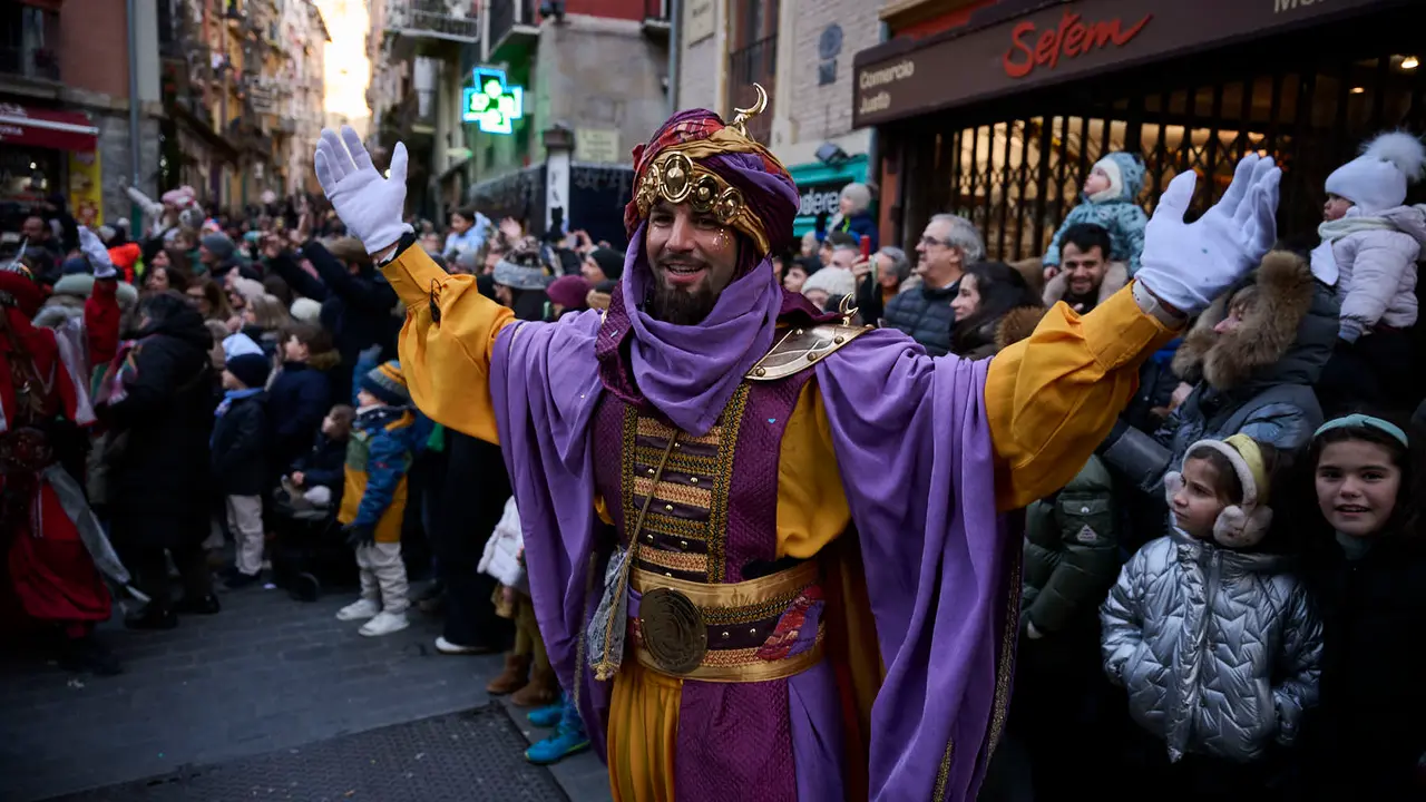 Los Reyes Magos llegan a Pamplona por el Portal de Francia en la cabalgata de 2026. PABLO LASAOSA