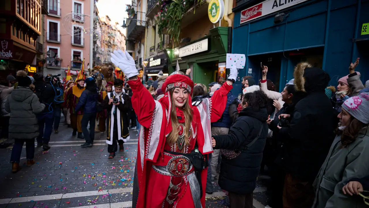 Los Reyes Magos llegan a Pamplona por el Portal de Francia en la cabalgata de 2026. PABLO LASAOSA