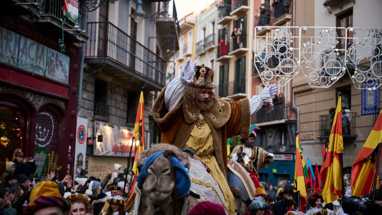 Los Reyes Magos llegan a Pamplona por el Portal de Francia en la cabalgata de 2026. PABLO LASAOSA