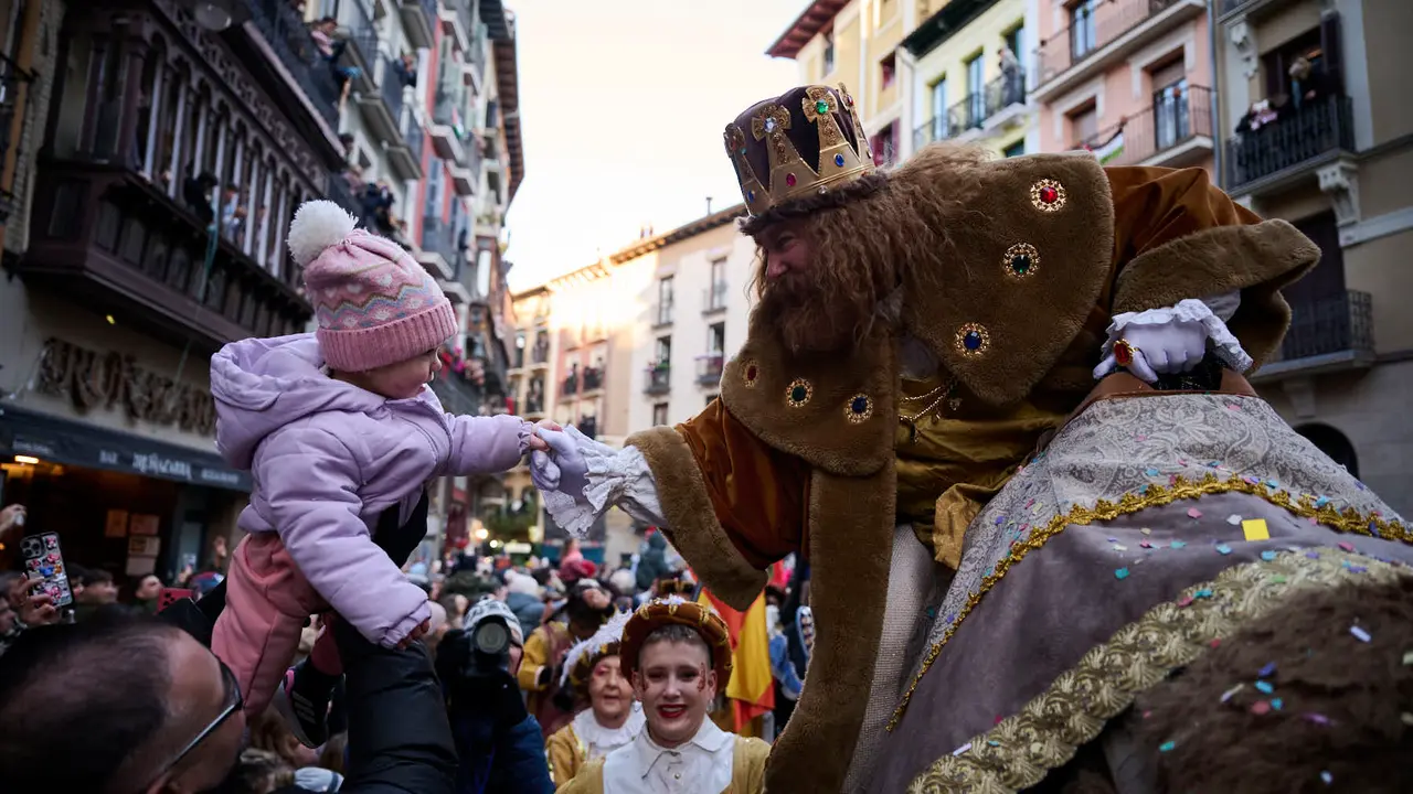 Los Reyes Magos llegan a Pamplona por el Portal de Francia en la cabalgata de 2026. PABLO LASAOSA