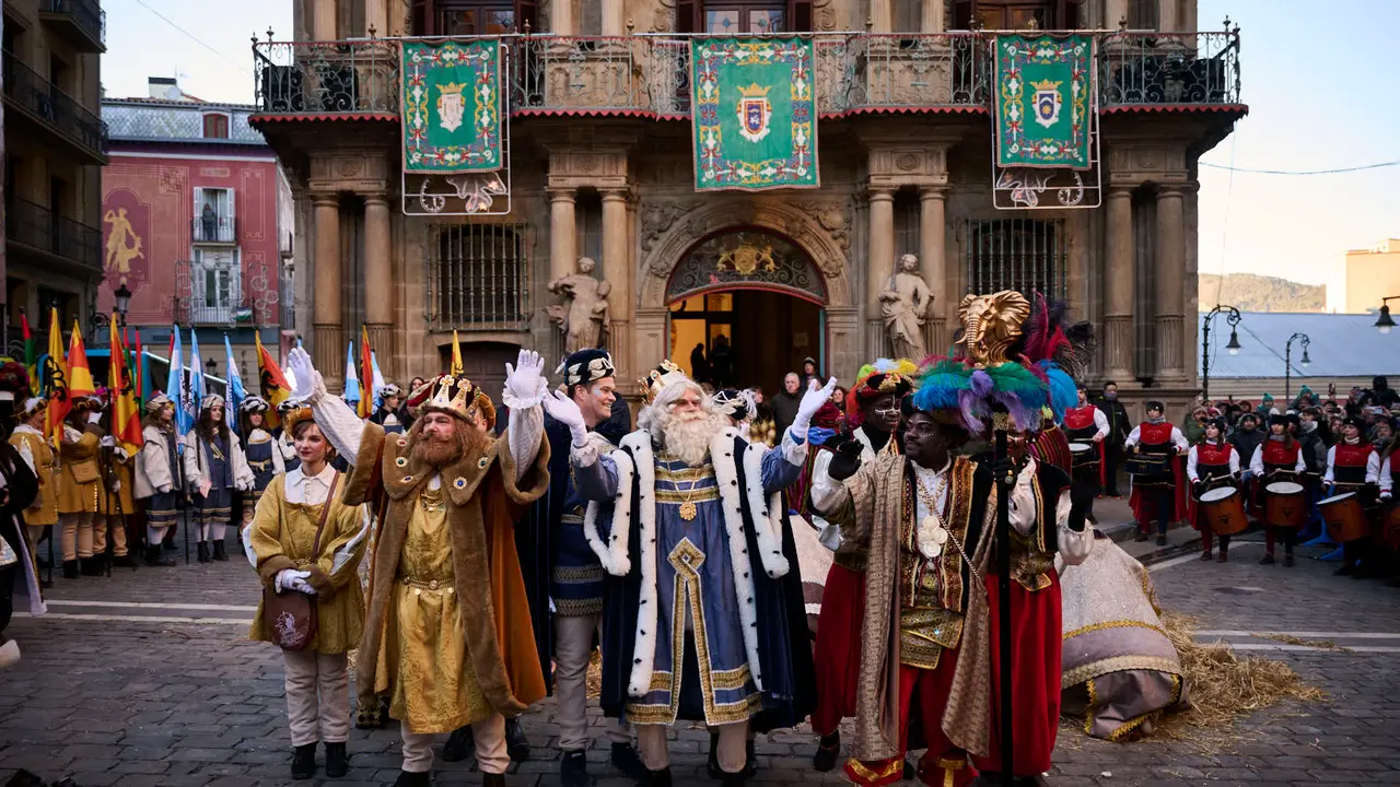 Los Reyes Magos llegan a Pamplona por el Portal de Francia en la cabalgata de 2026. PABLO LASAOSA