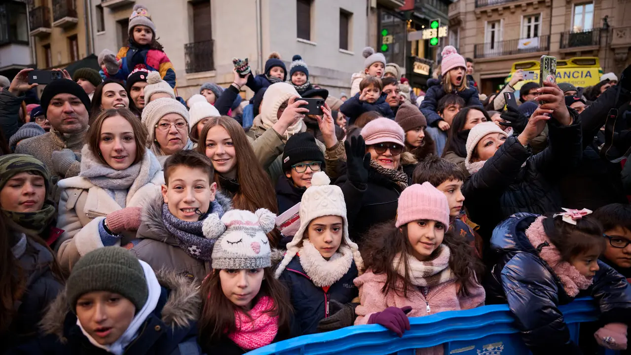 Los Reyes Magos llegan a Pamplona por el Portal de Francia en la cabalgata de 2026. PABLO LASAOSA