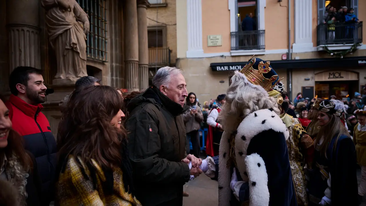 Los Reyes Magos llegan a Pamplona por el Portal de Francia en la cabalgata de 2026. PABLO LASAOSA