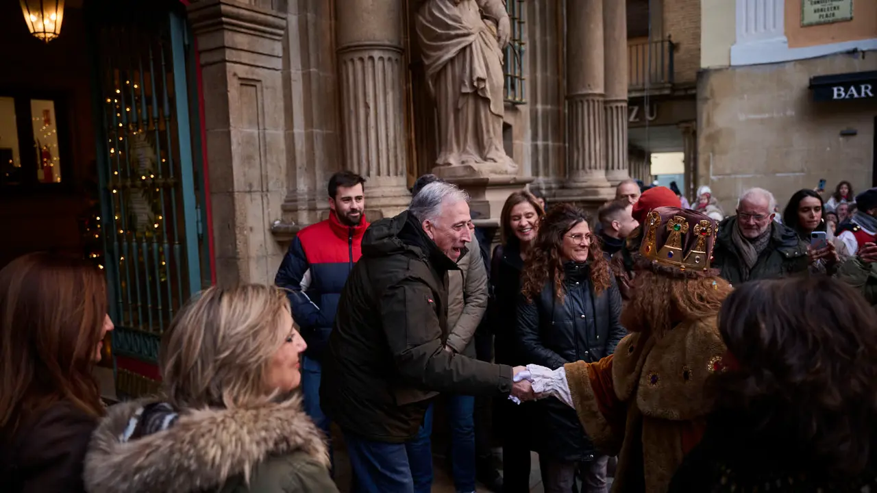 Los Reyes Magos llegan a Pamplona por el Portal de Francia en la cabalgata de 2026. PABLO LASAOSA