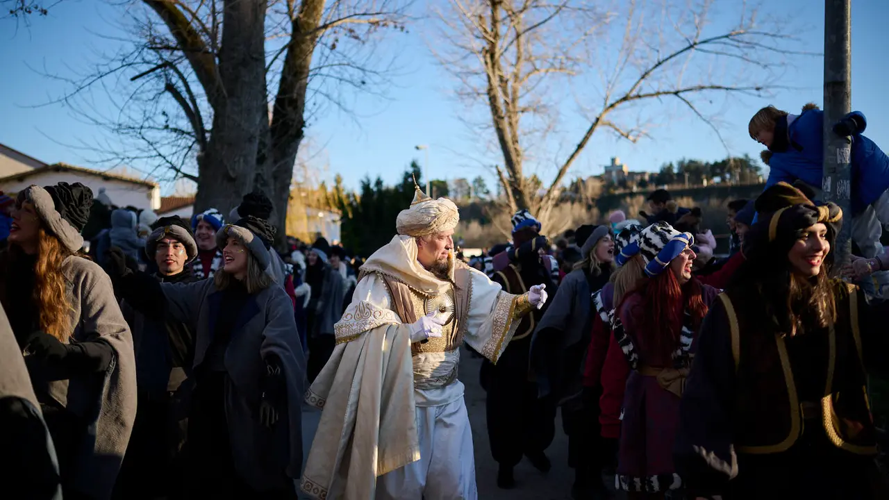 Los Reyes Magos llegan a Pamplona por el Portal de Francia en la cabalgata de 2026. PABLO LASAOSA