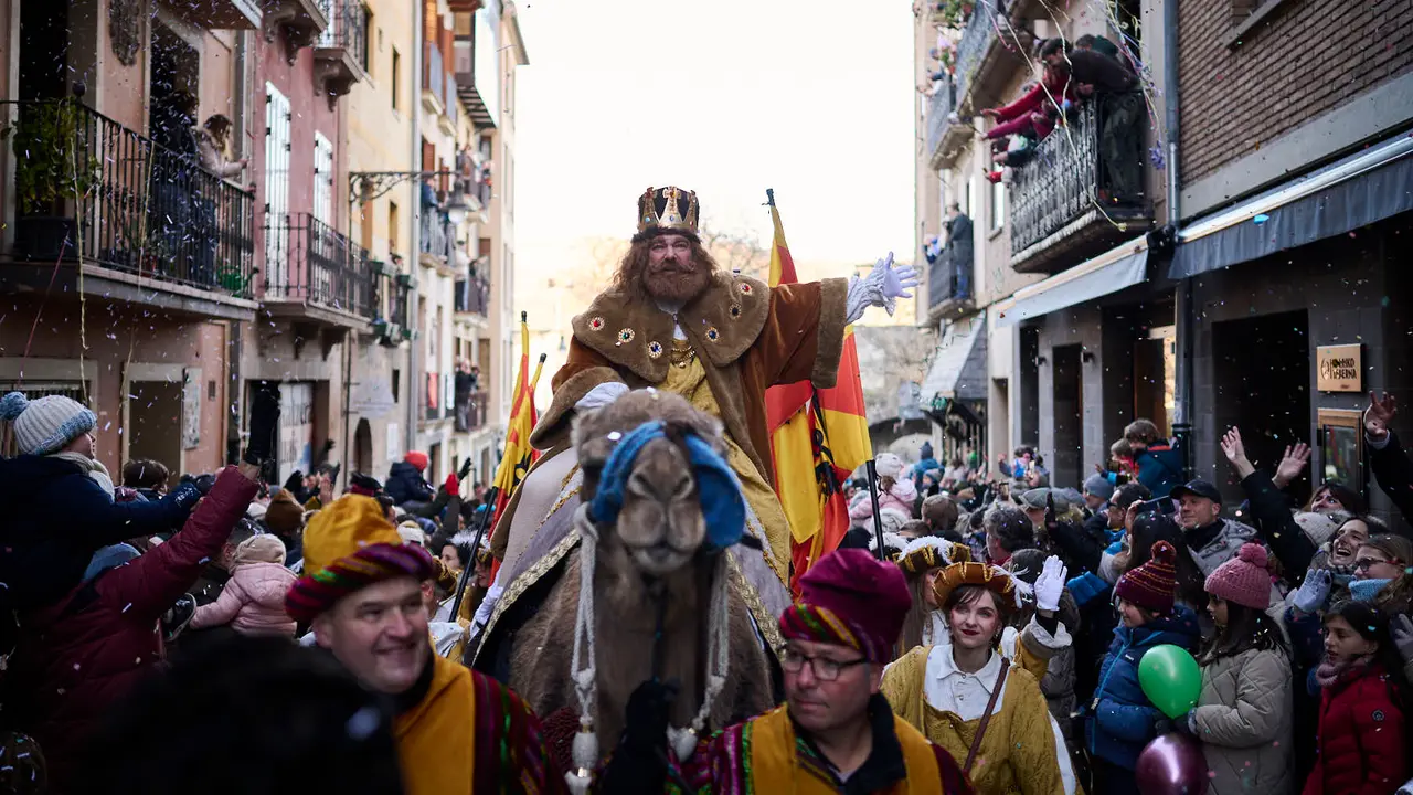 Los Reyes Magos llegan a Pamplona por el Portal de Francia en la cabalgata de 2026. PABLO LASAOSA
