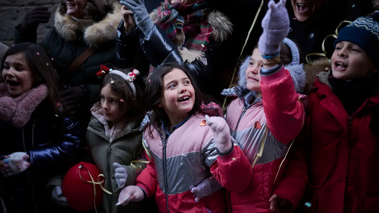 Los Reyes Magos llegan a Pamplona por el Portal de Francia en la cabalgata de 2026. PABLO LASAOSA