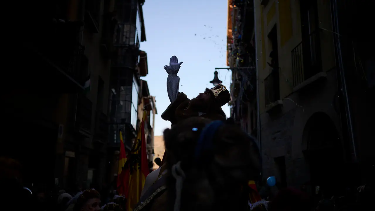 Los Reyes Magos llegan a Pamplona por el Portal de Francia en la cabalgata de 2026. PABLO LASAOSA