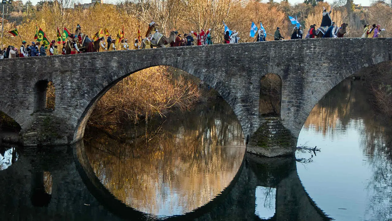 Llegada de los Reyes Magos a Pamplona por el puente de La Magdalena y el Portal de Francia hasta la Plaza del Ayuntamiento. I&Ntilde;IGO ALZUGARAY