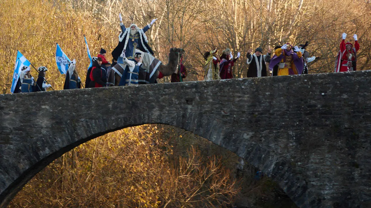 Llegada de los Reyes Magos a Pamplona por el puente de La Magdalena y el Portal de Francia hasta la Plaza del Ayuntamiento. I&Ntilde;IGO ALZUGARAY