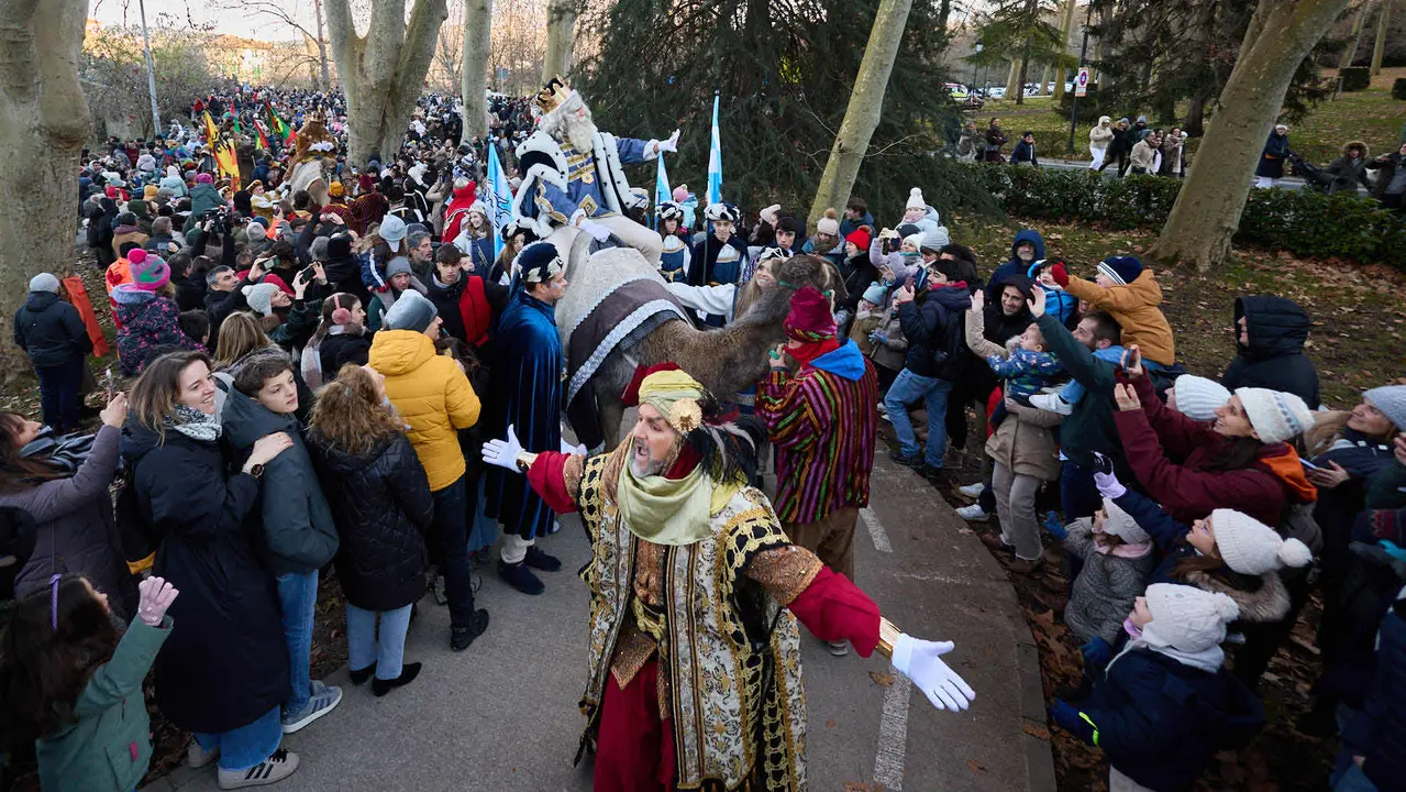 Llegada de los Reyes Magos a Pamplona por el puente de La Magdalena y el Portal de Francia hasta la Plaza del Ayuntamiento. I&Ntilde;IGO ALZUGARAY