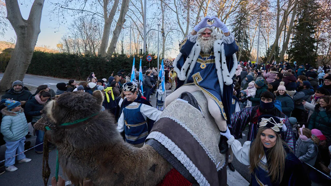 Llegada de los Reyes Magos a Pamplona por el puente de La Magdalena y el Portal de Francia hasta la Plaza del Ayuntamiento. I&Ntilde;IGO ALZUGARAY