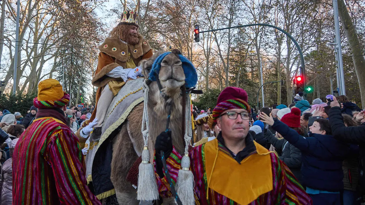 Llegada de los Reyes Magos a Pamplona por el puente de La Magdalena y el Portal de Francia hasta la Plaza del Ayuntamiento. I&Ntilde;IGO ALZUGARAY
