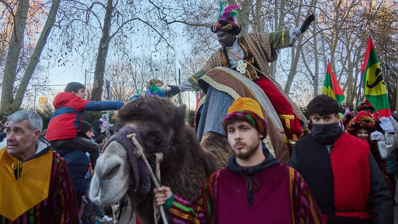 Llegada de los Reyes Magos a Pamplona por el puente de La Magdalena y el Portal de Francia hasta la Plaza del Ayuntamiento. I&Ntilde;IGO ALZUGARAY