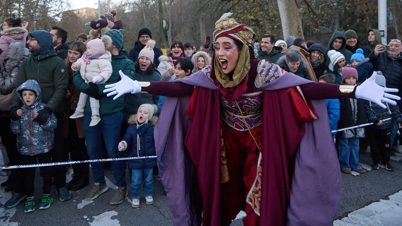 Llegada de los Reyes Magos a Pamplona por el puente de La Magdalena y el Portal de Francia hasta la Plaza del Ayuntamiento. I&Ntilde;IGO ALZUGARAY