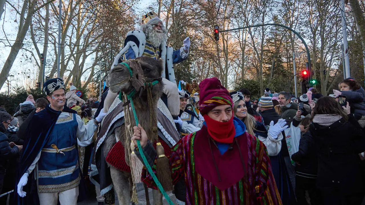 Llegada de los Reyes Magos a Pamplona por el puente de La Magdalena y el Portal de Francia hasta la Plaza del Ayuntamiento. I&Ntilde;IGO ALZUGARAY
