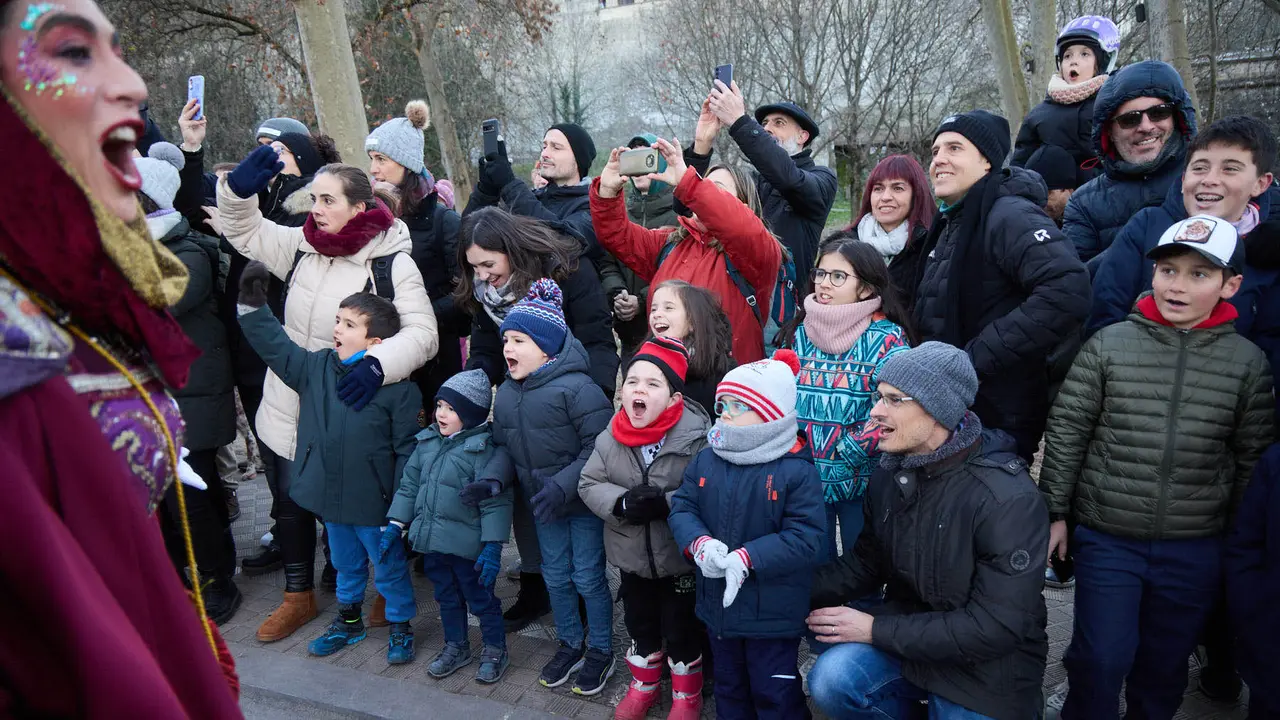 Llegada de los Reyes Magos a Pamplona por el puente de La Magdalena y el Portal de Francia hasta la Plaza del Ayuntamiento. I&Ntilde;IGO ALZUGARAY