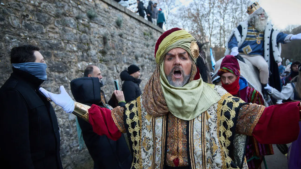 Llegada de los Reyes Magos a Pamplona por el puente de La Magdalena y el Portal de Francia hasta la Plaza del Ayuntamiento. I&Ntilde;IGO ALZUGARAY