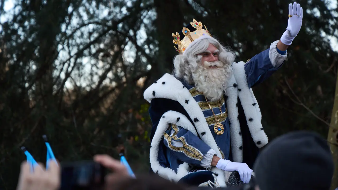 Llegada de los Reyes Magos a Pamplona por el puente de La Magdalena y el Portal de Francia hasta la Plaza del Ayuntamiento. I&Ntilde;IGO ALZUGARAY