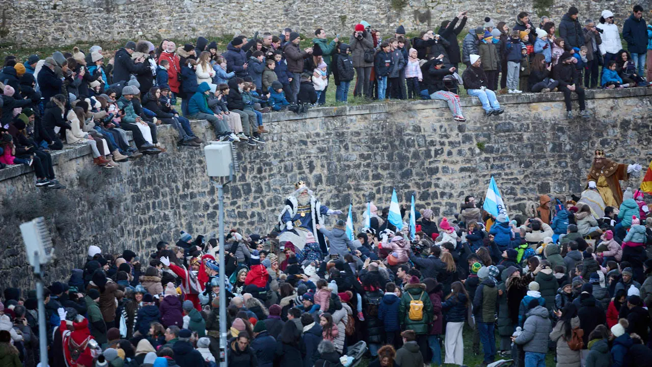 Llegada de los Reyes Magos a Pamplona por el puente de La Magdalena y el Portal de Francia hasta la Plaza del Ayuntamiento. I&Ntilde;IGO ALZUGARAY