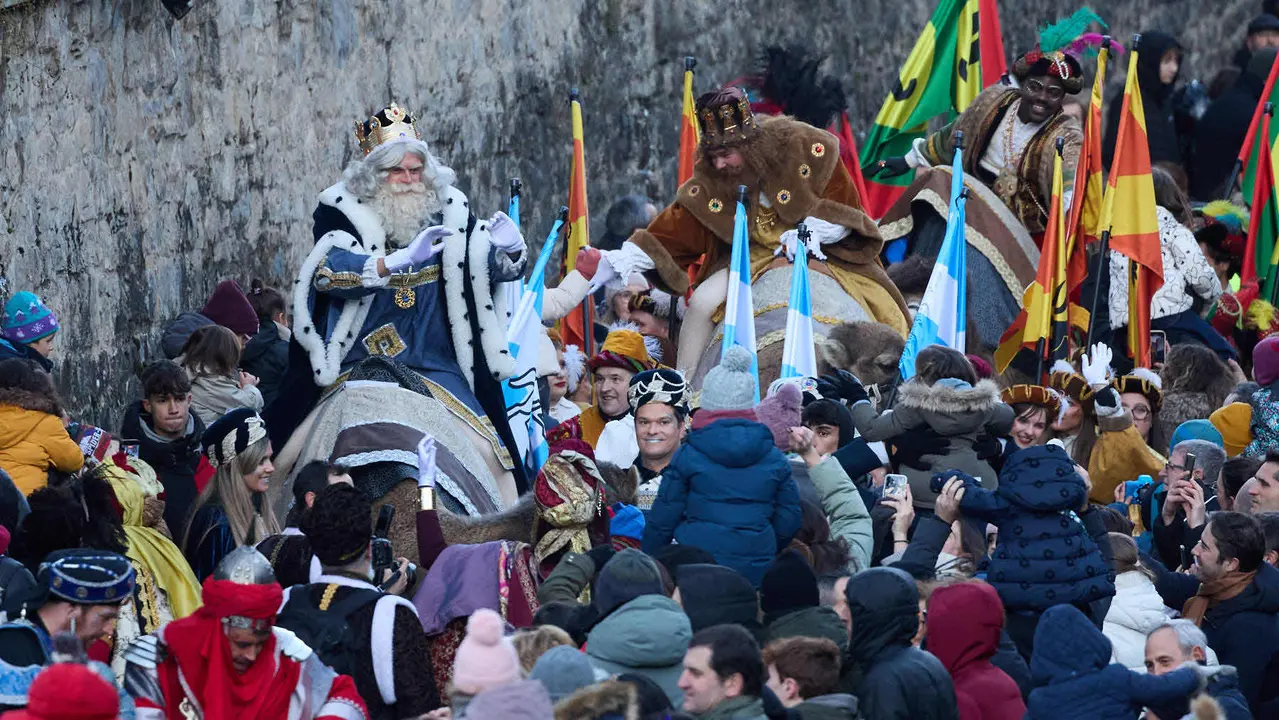 Llegada de los Reyes Magos a Pamplona por el puente de La Magdalena y el Portal de Francia hasta la Plaza del Ayuntamiento. I&Ntilde;IGO ALZUGARAY