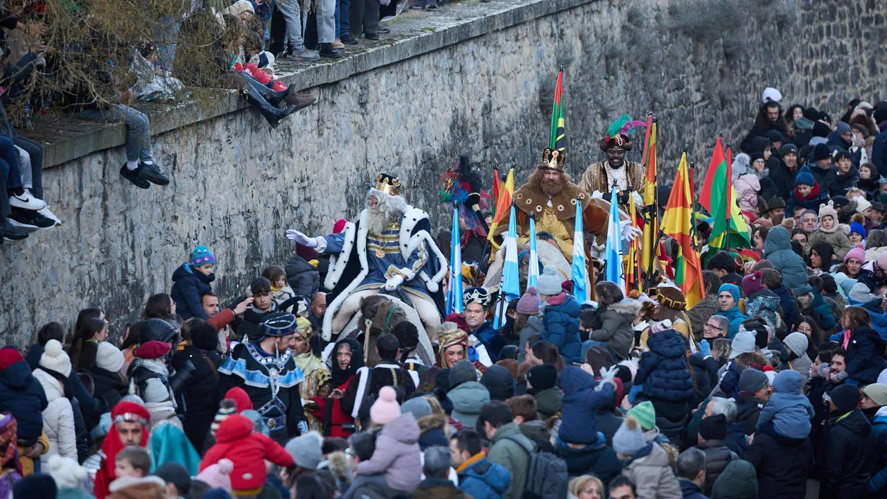 Llegada de los Reyes Magos a Pamplona por el puente de La Magdalena y el Portal de Francia hasta la Plaza del Ayuntamiento. I&Ntilde;IGO ALZUGARAY