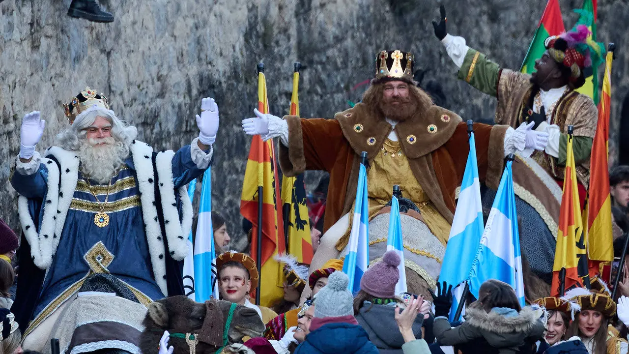 Llegada de los Reyes Magos a Pamplona por el puente de La Magdalena y el Portal de Francia hasta la Plaza del Ayuntamiento. I&Ntilde;IGO ALZUGARAY
