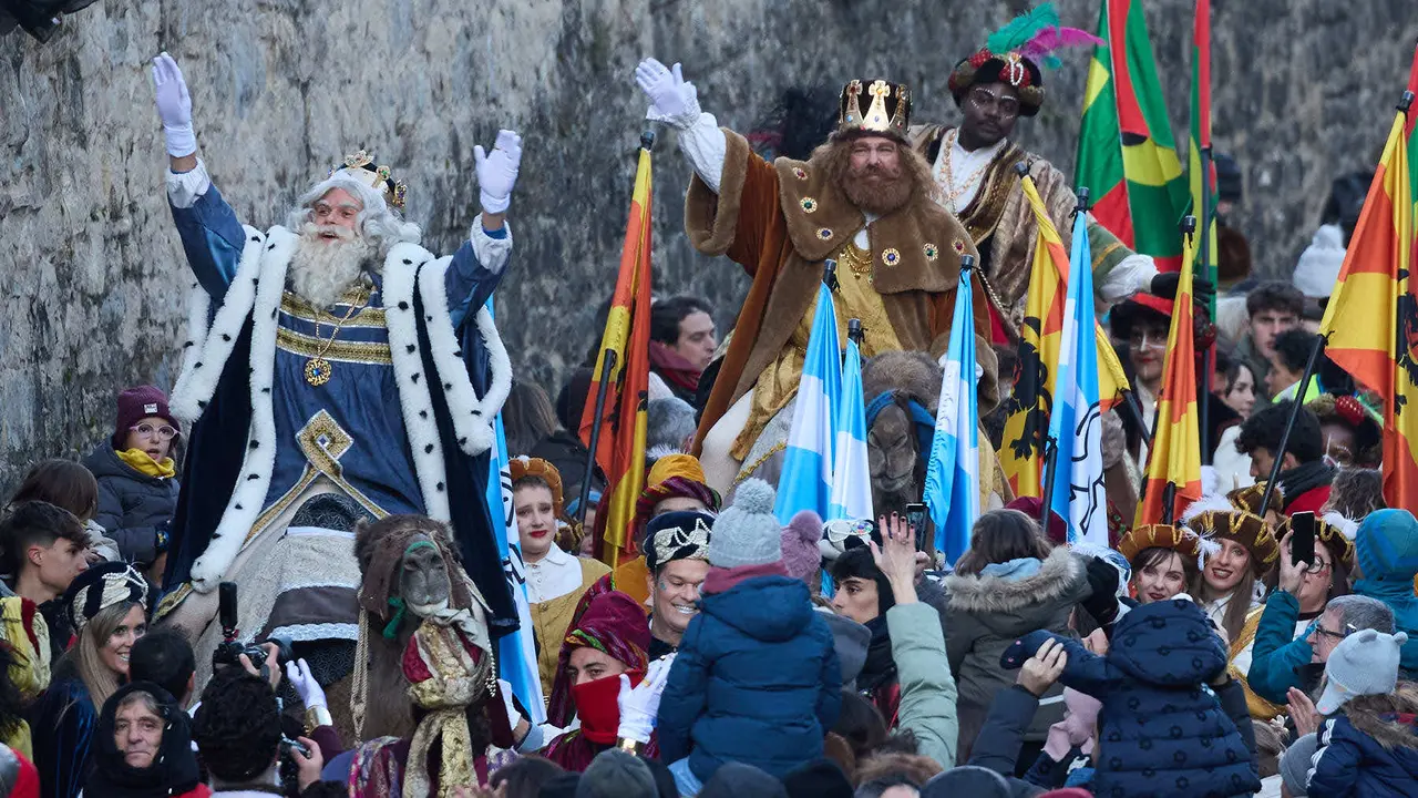 Llegada de los Reyes Magos a Pamplona por el puente de La Magdalena y el Portal de Francia hasta la Plaza del Ayuntamiento. I&Ntilde;IGO ALZUGARAY