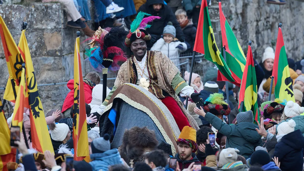 Llegada de los Reyes Magos a Pamplona por el puente de La Magdalena y el Portal de Francia hasta la Plaza del Ayuntamiento. I&Ntilde;IGO ALZUGARAY