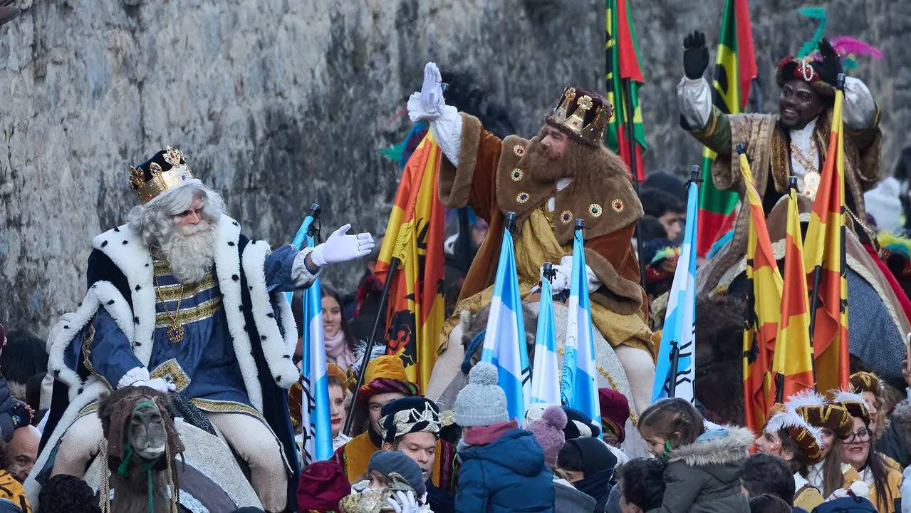 Llegada de los Reyes Magos a Pamplona por el puente de La Magdalena y el Portal de Francia hasta la Plaza del Ayuntamiento. I&Ntilde;IGO ALZUGARAY