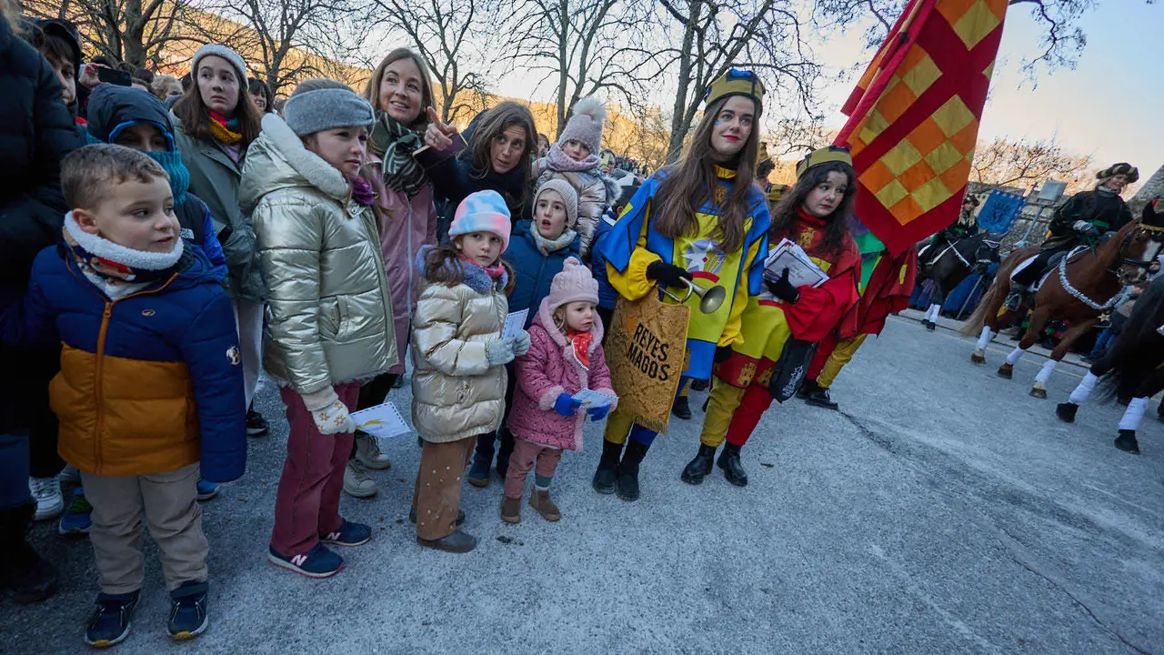 Llegada de los Reyes Magos a Pamplona por el puente de La Magdalena y el Portal de Francia hasta la Plaza del Ayuntamiento. I&Ntilde;IGO ALZUGARAY