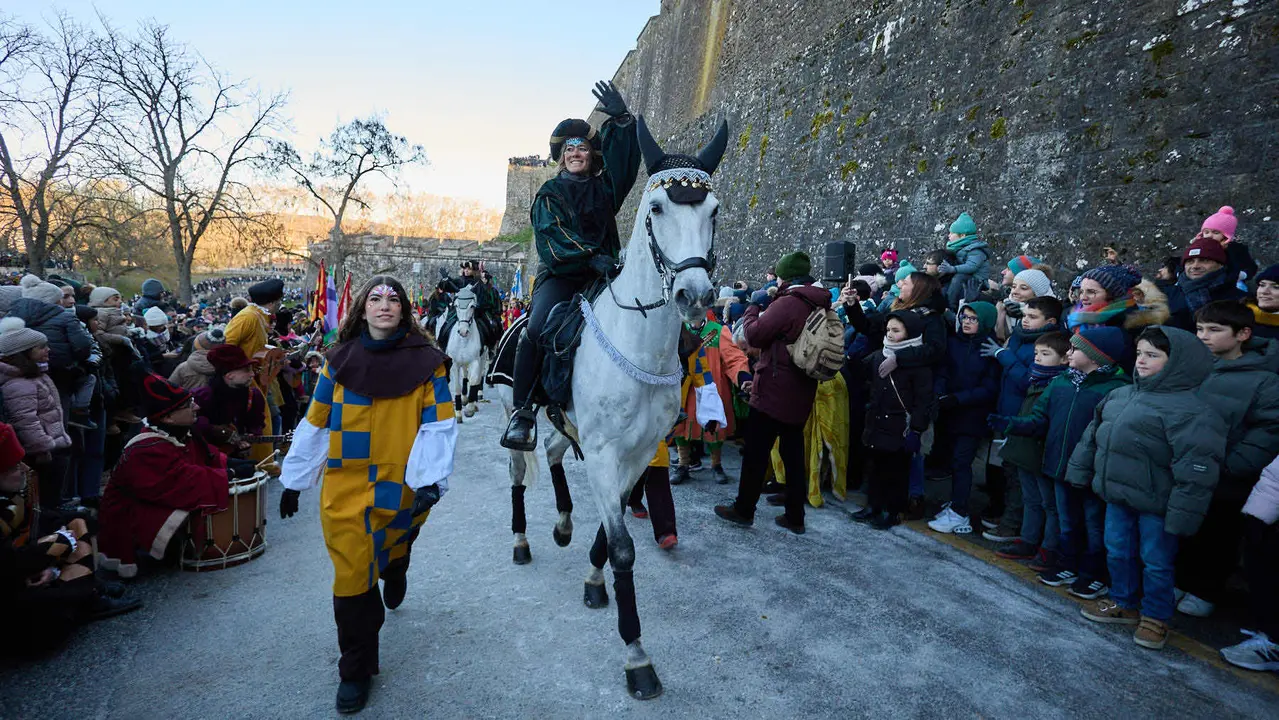Llegada de los Reyes Magos a Pamplona por el puente de La Magdalena y el Portal de Francia hasta la Plaza del Ayuntamiento. I&Ntilde;IGO ALZUGARAY