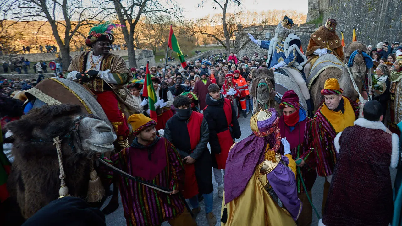 Llegada de los Reyes Magos a Pamplona por el puente de La Magdalena y el Portal de Francia hasta la Plaza del Ayuntamiento. I&Ntilde;IGO ALZUGARAY
