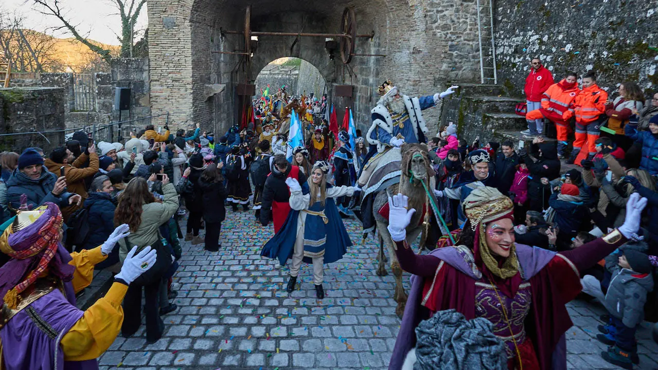 Llegada de los Reyes Magos a Pamplona por el puente de La Magdalena y el Portal de Francia hasta la Plaza del Ayuntamiento. I&Ntilde;IGO ALZUGARAY