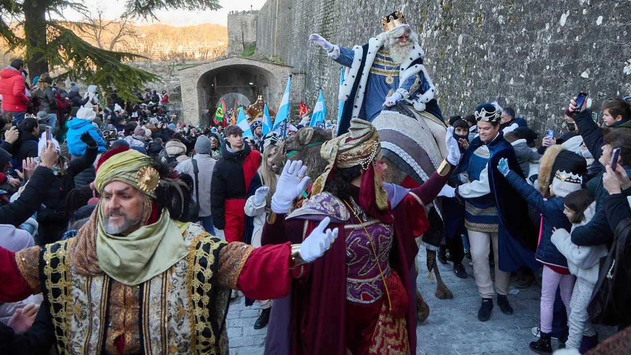 Llegada de los Reyes Magos a Pamplona por el puente de La Magdalena y el Portal de Francia hasta la Plaza del Ayuntamiento. I&Ntilde;IGO ALZUGARAY