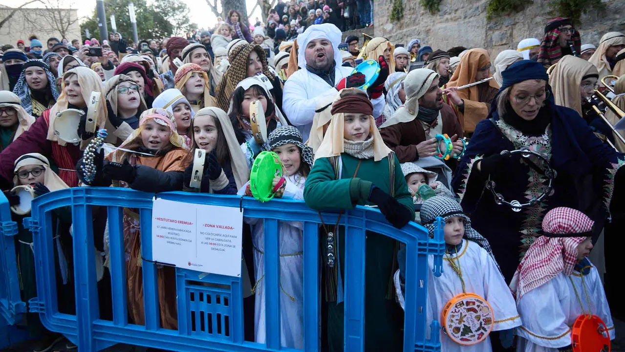 Llegada de los Reyes Magos a Pamplona por el puente de La Magdalena y el Portal de Francia hasta la Plaza del Ayuntamiento. I&Ntilde;IGO ALZUGARAY