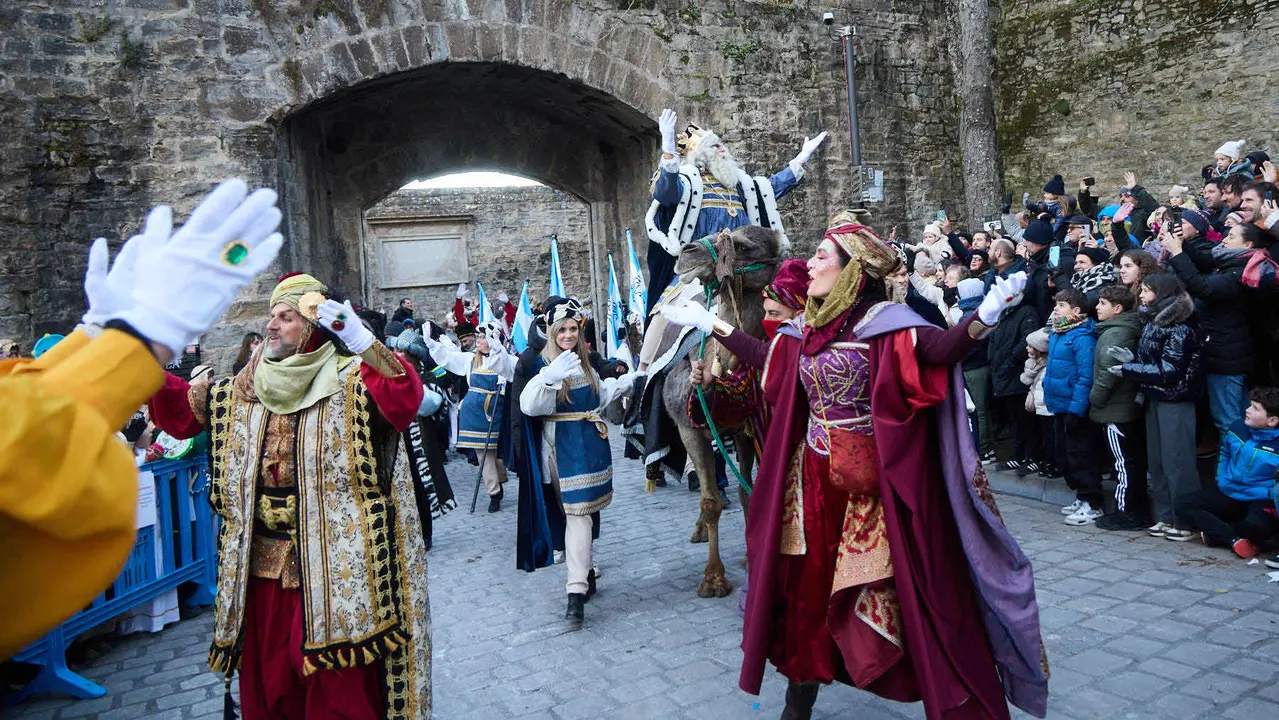 Llegada de los Reyes Magos a Pamplona por el puente de La Magdalena y el Portal de Francia hasta la Plaza del Ayuntamiento. I&Ntilde;IGO ALZUGARAY