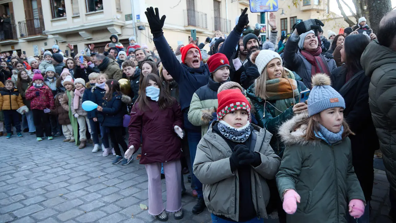 Llegada de los Reyes Magos a Pamplona por el puente de La Magdalena y el Portal de Francia hasta la Plaza del Ayuntamiento. I&Ntilde;IGO ALZUGARAY