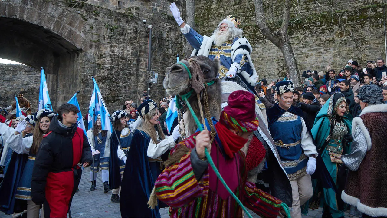 Llegada de los Reyes Magos a Pamplona por el puente de La Magdalena y el Portal de Francia hasta la Plaza del Ayuntamiento. I&Ntilde;IGO ALZUGARAY
