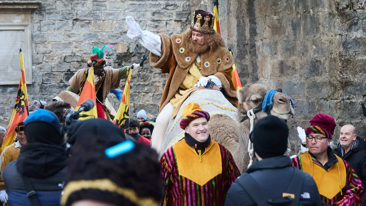 Llegada de los Reyes Magos a Pamplona por el puente de La Magdalena y el Portal de Francia hasta la Plaza del Ayuntamiento. I&Ntilde;IGO ALZUGARAY