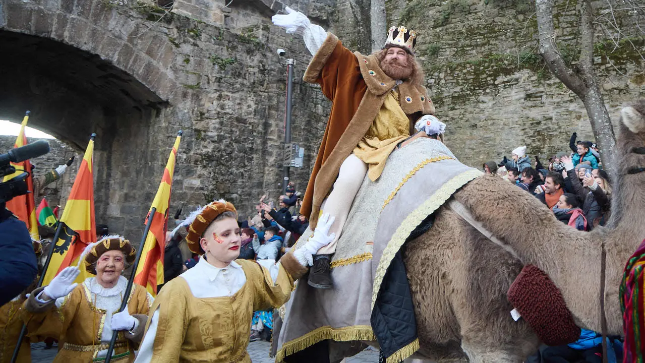 Llegada de los Reyes Magos a Pamplona por el puente de La Magdalena y el Portal de Francia hasta la Plaza del Ayuntamiento. I&Ntilde;IGO ALZUGARAY