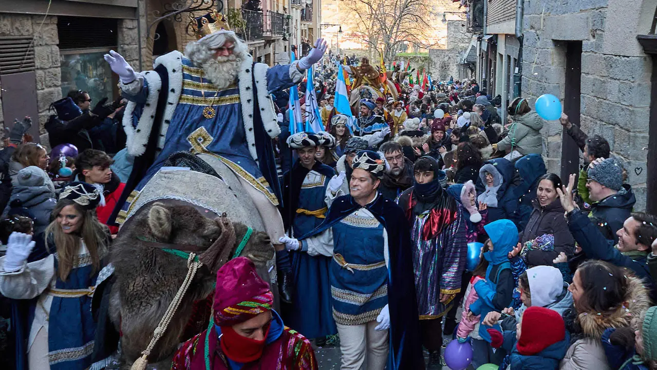 Llegada de los Reyes Magos a Pamplona por el puente de La Magdalena y el Portal de Francia hasta la Plaza del Ayuntamiento. I&Ntilde;IGO ALZUGARAY