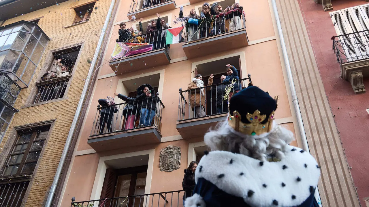 Llegada de los Reyes Magos a Pamplona por el puente de La Magdalena y el Portal de Francia hasta la Plaza del Ayuntamiento. I&Ntilde;IGO ALZUGARAY