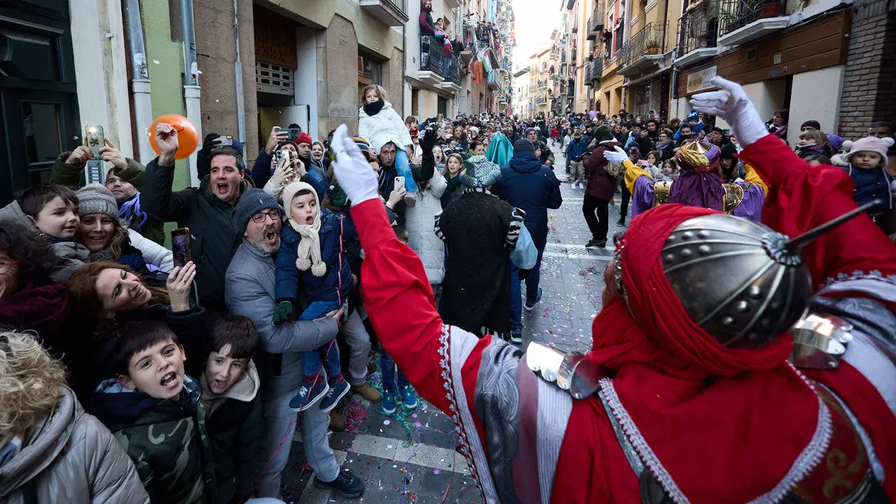 Llegada de los Reyes Magos a Pamplona por el puente de La Magdalena y el Portal de Francia hasta la Plaza del Ayuntamiento. I&Ntilde;IGO ALZUGARAY