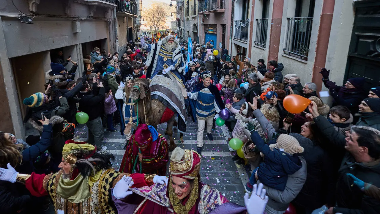 Llegada de los Reyes Magos a Pamplona por el puente de La Magdalena y el Portal de Francia hasta la Plaza del Ayuntamiento. I&Ntilde;IGO ALZUGARAY