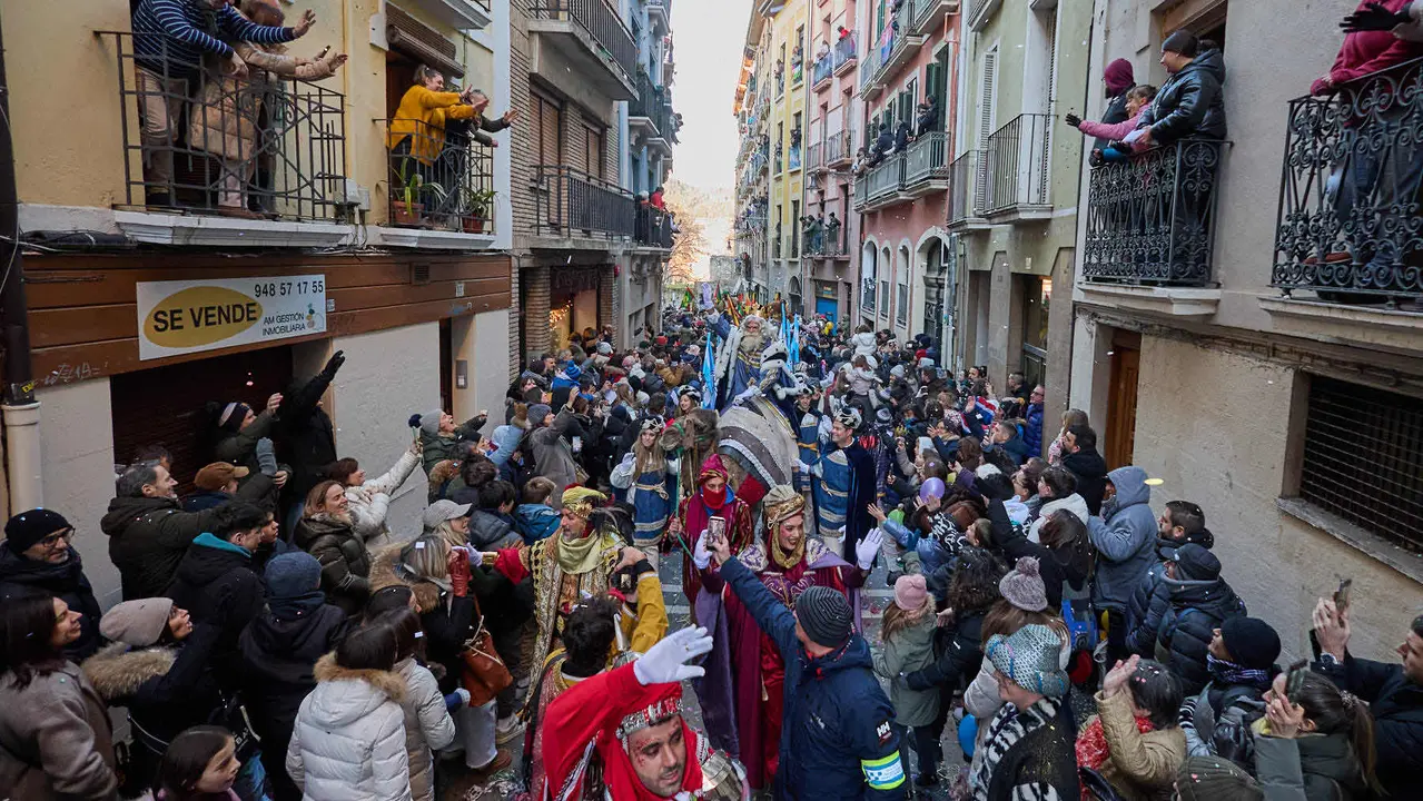 Llegada de los Reyes Magos a Pamplona por el puente de La Magdalena y el Portal de Francia hasta la Plaza del Ayuntamiento. I&Ntilde;IGO ALZUGARAY